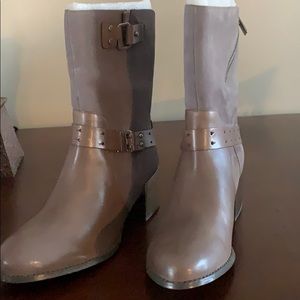 Gray Daniblack Wedged Boots